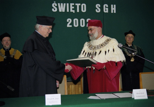 Uroczystość nadania tytułu doktora honoris causa SGH profesorowi Ronaldowi W. Jonesowi. Profesor Ronald W. Jones odbiera dyplom. Dyplom wręcza rektor prof. Marek Rocki