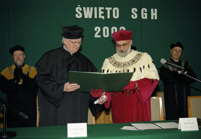 Uroczystość nadania tytułu doktora honoris causa SGH profesorowi Ronaldowi W. Jonesowi