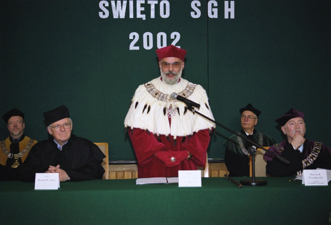 Uroczystość nadania tytułu doktora honoris causa SGH Profesorowi Ronaldowi W. Jonesowi. Na zdjęciu: prof. Ronald W. Jones, rektor prof. Marek Rocki, prof. Marcin K. Nowakowski, prorektor