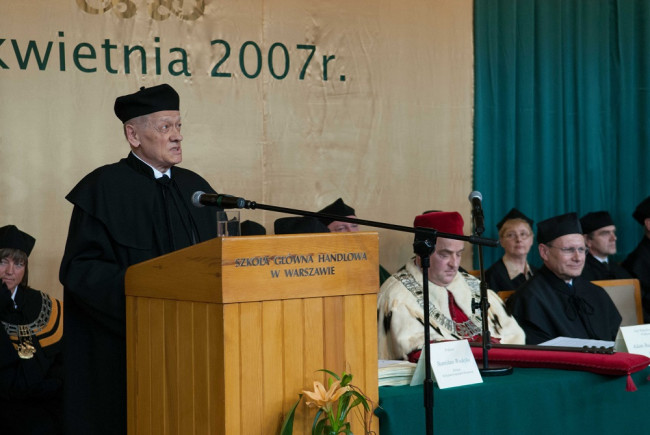 Święto SGH, 18 kwietnia 2007 roku, przemawia prof. Janusz Beksiak