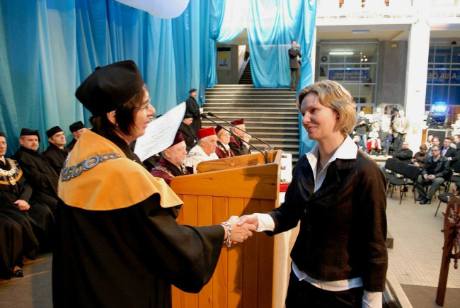 Święto SGH, 9 kwietnia 2008 roku, prof. Katarzyna Żukrowska dziekan Kolegium Ekonomiczno-Społecznego wręcza dyplom doktorski