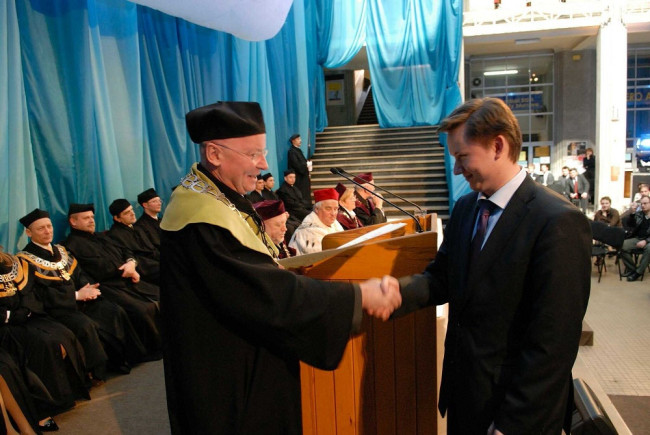 Święto SGH, 9 kwietnia 2008 roku, prof. Andrzej Herman, dziekan Kolegium Nauk o Przedsiębiorstwie wręcza dyplom doktorski