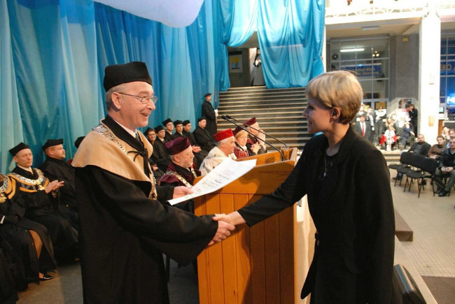 Święto SGH, 9 kwietnia 2008 roku, prof. Stanisław Wodejko, dziekan Kolegium Gospodarki Światowej wręcza dyplom doktorski