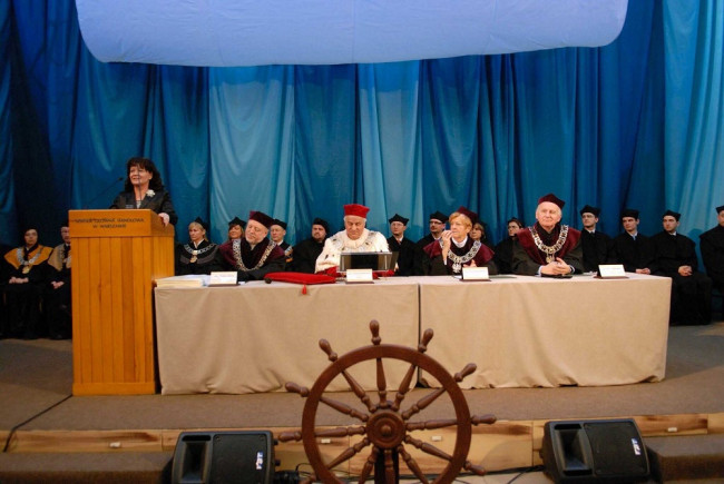Święto SGH, 9 kwietnia 2008 roku. Przemawia prof. Barbara Kudrycka – minister nauki i szkolnictwa wyższego