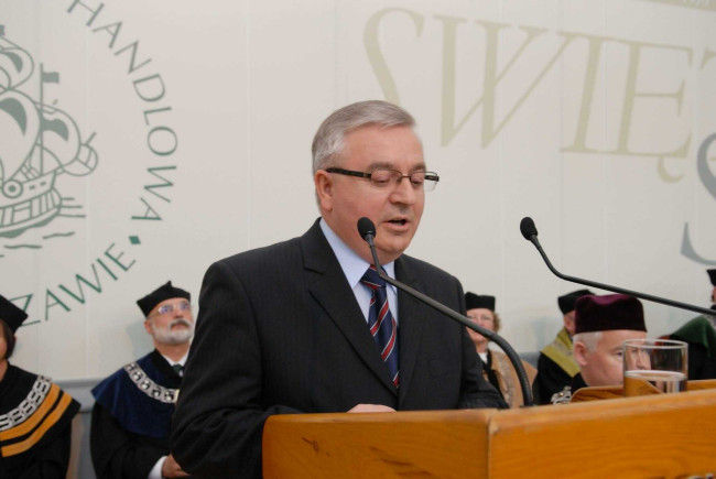 Święto SGH, 29 kwietnia 2009 roku, dr hab. Roman Sobiecki wygłasza przemówienie w imieniu doktorów habilitowanych