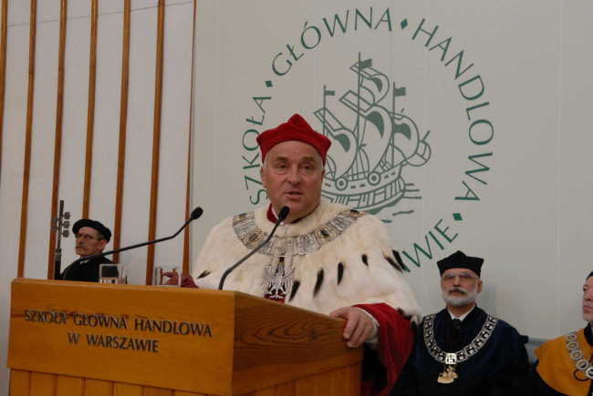 Święto SGH, 29 kwietnia 2009 roku, przemawia rektor prof. Adam Budnikowski