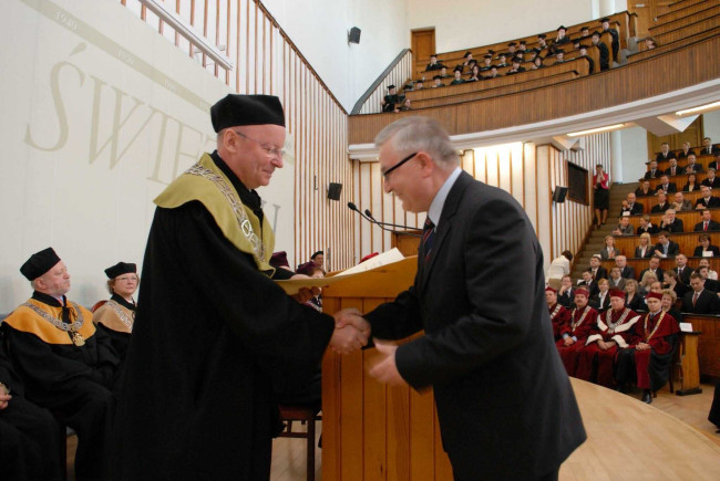 Święto SGH, 29 kwietnia 2009 roku, prof. Andrzej Herman - dziekan Kolegium Nauk o Przedsiębiorstwie wręcza dyplom doktora habilitowanego dr. hab. Romanowi Sobieckiemu.