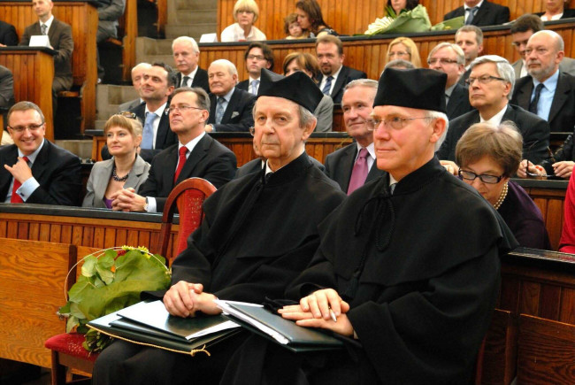 Święto SGH, 13 maja 2010 roku. W pierwszym rzędzie od lewej prof. Stanisław Sołtysiński i prof. Zygmunt Niewiadomski