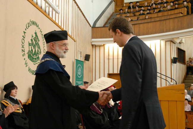 Święto SGH, 13 maja 2010 roku, prof. Marek Rocki – dziekan Kolegium Analiz Ekonomicznych wręcza dyplom doktorski 