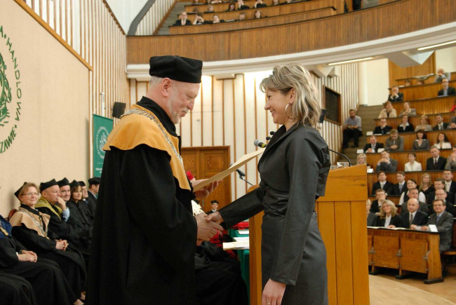 Święto SGH, 13 maja 2010 roku, prof. Joachim Osiński – dziekan Kolegium Ekonomiczno-Społecznego wręcza dyplom doktorski