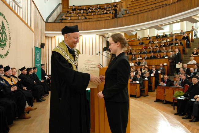 Święto SGH, 13 maja 2010 roku, prof. Andrzej Herman – dziekan Kolegium Nauk o Przedsiębiorstwie wręcza dyplom doktorski dr Aleksandrze Jadach-Sepioło