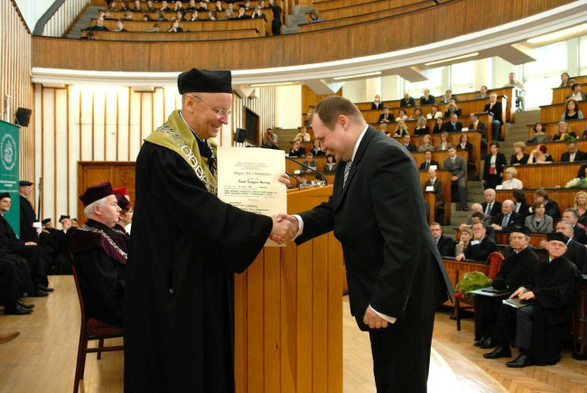 Święto SGH, 13 maja 2010 roku, prof. Andrzej Herman – dziekan Kolegium Nauk o Przedsiębiorstwie wręcza dyplom doktorski dr Pawłowi Warownemu