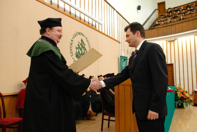 Święto SGH, 13 maja 2010 roku, prof. Janusz Ostaszewski – dziekan Kolegium Zarządzania i Finansów wręcza dyplom doktorski