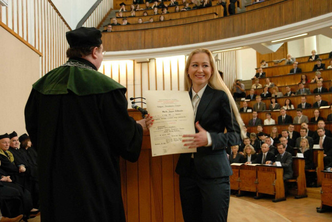 Święto SGH, 13 maja 2010 roku, prof. Janusz Ostaszewski – dziekan Kolegium Zarządzania i Finansów wręcza dyplom doktorski dr Marcie Ziółkowskiej