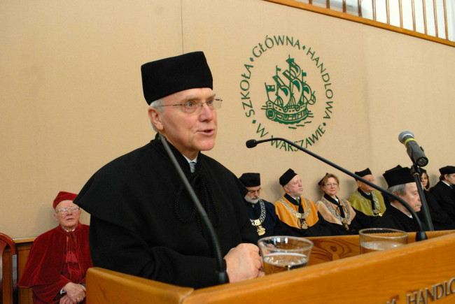 Święto SGH, 13 maja 2010 roku, prof. Zygmunt Niewiadomski wygłasza laudację
