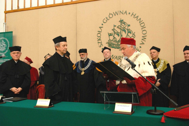 Święto SGH, 13 maja 2010 roku, rektor prof. Adam Budnikowski wręcza dyplom doktora honoris causa prof. Stanisławowi Sołtysińskiego