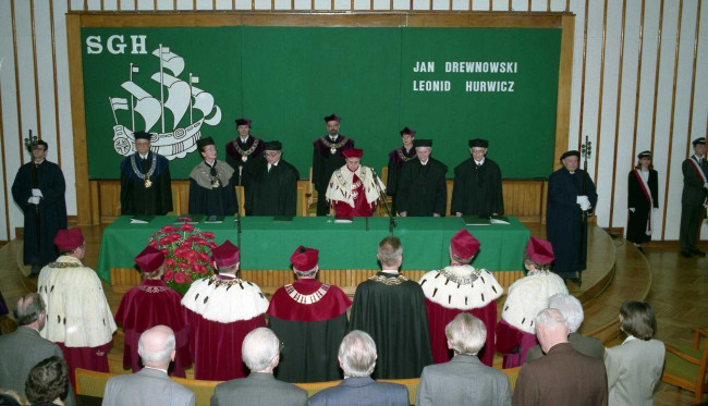 Uroczystość nadania tytułu doktora honoris causa SGH profesorowi Janowi Drewnowskiemu i profesorowi Leonidowi Hurwiczowi