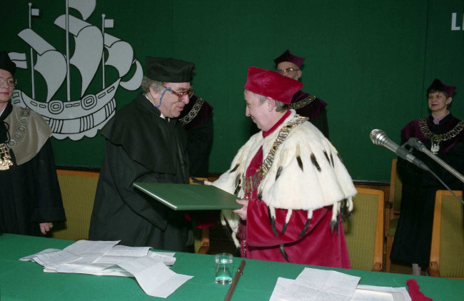 Rektor prof. Janina Jóźwiak wręcza dyplom doktora honoris causa prof. Leonidowi Hurwiczowi