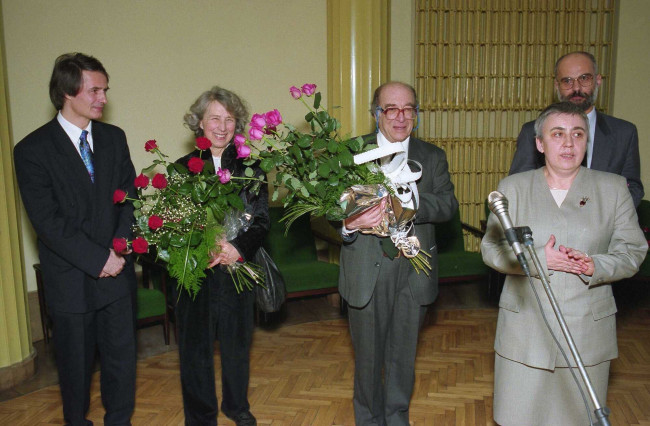 Spotkanie w Klubie Profesorskim – prof. Leonid Hurwicz, rektor prof. Janina Jóźwiak, prof. Krzysztof Rutkowski – prorektor i prof. Marek Rocki – prorektor