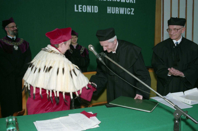 Rektor prof. Janina Jóźwiak wręcza dyplom doktora honoris causa prof. Janowi Drewnowskiemu