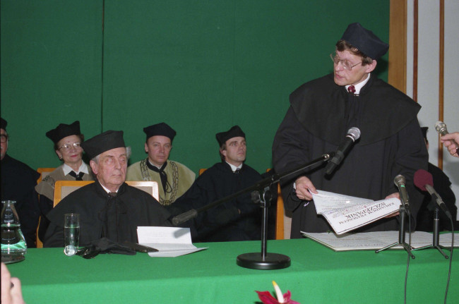 Uroczystość nadania tytułu doktora honoris causa SGH profesorowi Edwardowi Szczepanikowi. Prof. Edward Szczepanik i prof. Leszek Balcerowicz