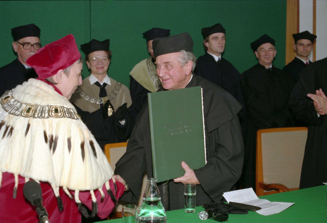 Uroczystość nadania tytułu doktora honoris causa SGH Profesorowi Edwardowi Szczepanikowi. Prof. Edward Szczepanik odbiera dyplom doktora honoris causa