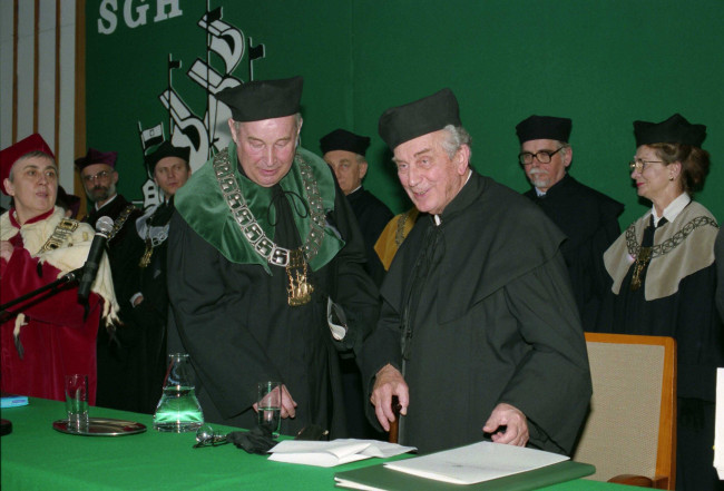 Uroczystość nadania tytułu doktora honoris causa SGH profesorowi Edwardowi Szczepanikowi. Prof. Romuald Bauer, dziekan Kolegium Zarządzania i Finansów i prof. Edward Szczepanik