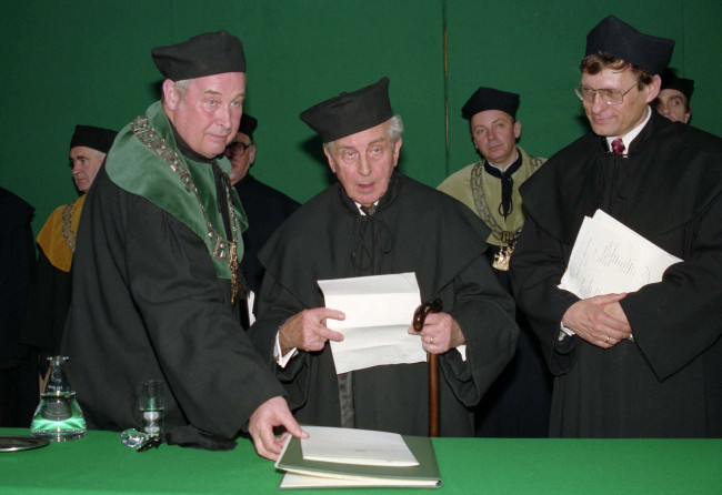 Uroczystość nadania tytułu doktora honoris causa SGH profesorowi Edwardowi Szczepanikowi. Od lewej prof. Romuald Bauer, dziekan Kolegium Zarządzania i Finansów i prof. Edward Szczepanik, prof. Leszek Balcerowicz