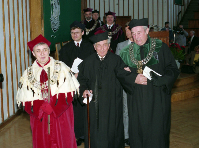 Uroczystość nadania tytułu doktora honoris causa SGH profesorowi Edwardowi Szczepanikowi. Prof. Janina Jóźwiak, prof. Edward Szczepanik, prof. Romuald Bauer