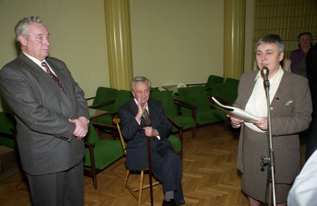 Uroczystość nadania tytułu doktora honoris causa SGH Profesorowi Edwardowi Szczepanikowi. Spotkanie w Klubie Profesorskim. Od lewej: prof. Romuald Bauer, prof. Edward Szczepanik, prof. Janina Jóźwiak