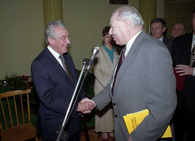 Uroczystość nadania tytułu doktora honoris causa SGH profesorowi Edwardowi Szczepanikowi. Prof. Edward Szczepanik i prof. Andrzej Stelmachowski – marszałek Senatu w latach 1989-1991, minister edukacji narodowej w latach 1991-1992