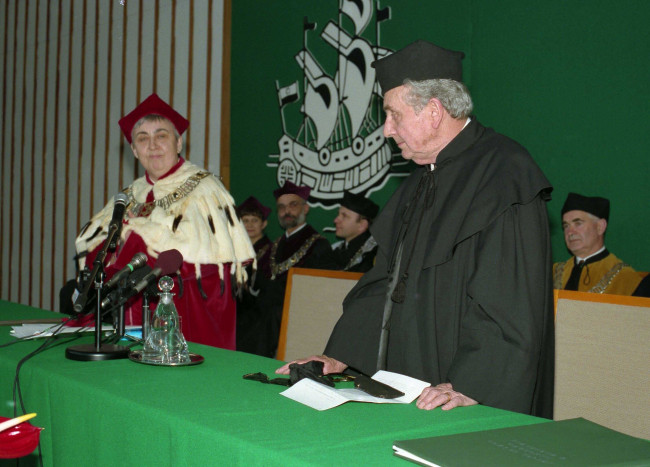 Uroczystość nadania tytułu doktora honoris causa SGH profesorowi Edwardowi Szczepanikowi. Rektor prof. Janina Jóźwiak i prof. Edward Szczepanik