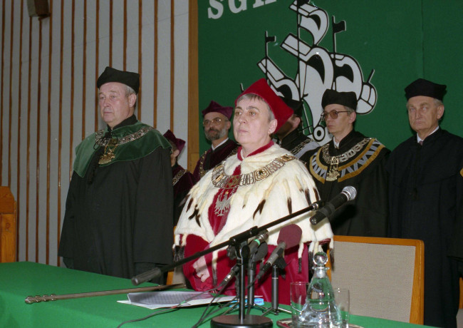 Uroczystość nadania tytułu doktora honoris causa SGH profesorowi Edwardowi Szczepanikowi. Od lewej prof. Romuald Bauer, dziekan Kolegium Zarządzania i Finansów i rektor prof. Janina Jóźwiak