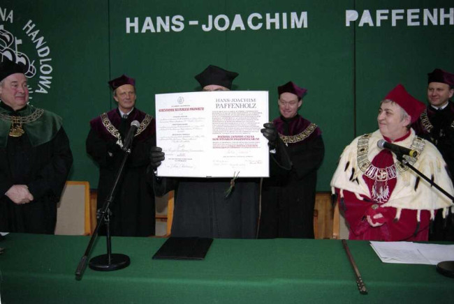 Profesor Hans-Joachim Paffenholz prezentuje dyplom doktora honoris causa SGH