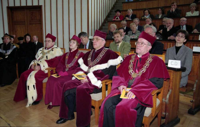 Uroczystość nadania tytułu doktora honoris causa SGH profesorowi Hansowi-Joachimowi Paffenholzowi. Goście i społeczność akademicka