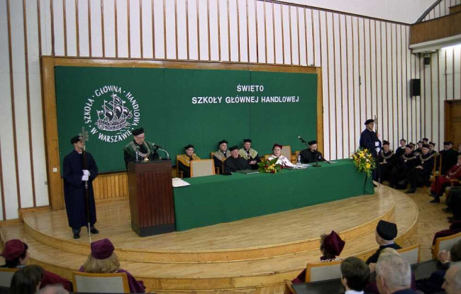 Uroczystość nadania tytułu doktora honoris causa SGH profesorowi Zdzisławowi Fedorowiczowi. Przemawia prof. Romuald Bauer
