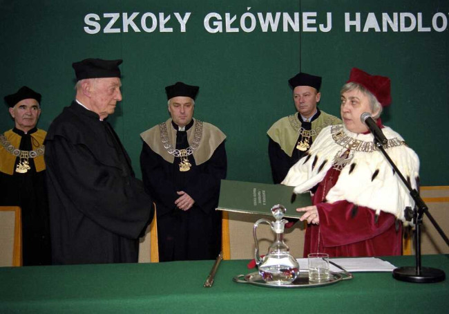 Uroczystość nadania tytułu doktora honoris causa SGH profesorowi Zdzisławowi Fedorowiczowi. Dyplom wręcza rektor SGH prof. Janina Jóźwiak