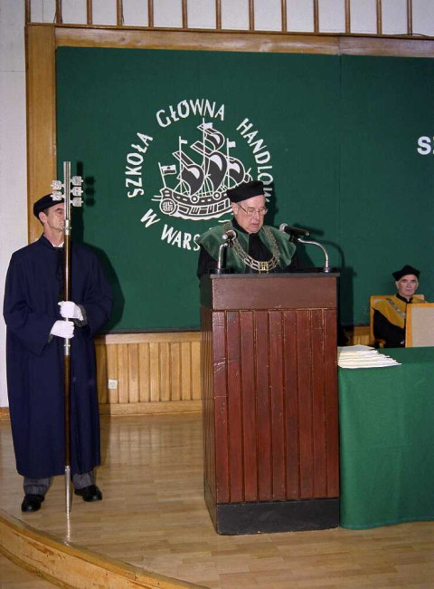 Uroczystość nadania tytułu doktora honoris causa SGH profesorowi Zdzisławowi Fedorowiczowi. Przemawia prof. Romuald Bauer