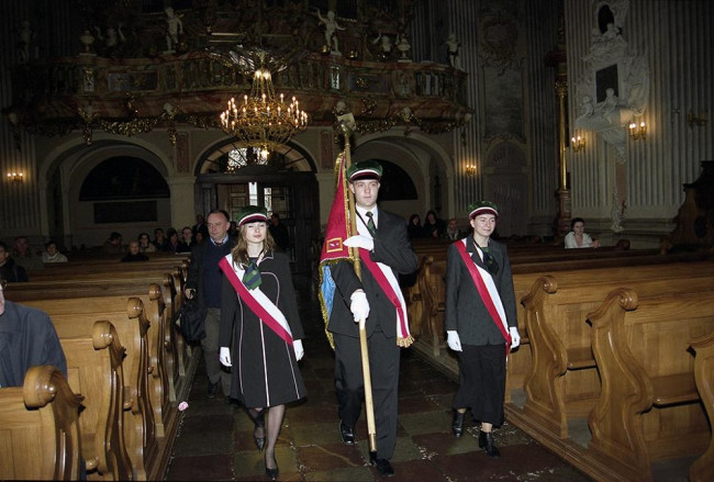 Jubileusz 100-lecia SGH. Msza św. w Kościele Akademickim św. Anny w Warszawie. Poczet sztandarowy