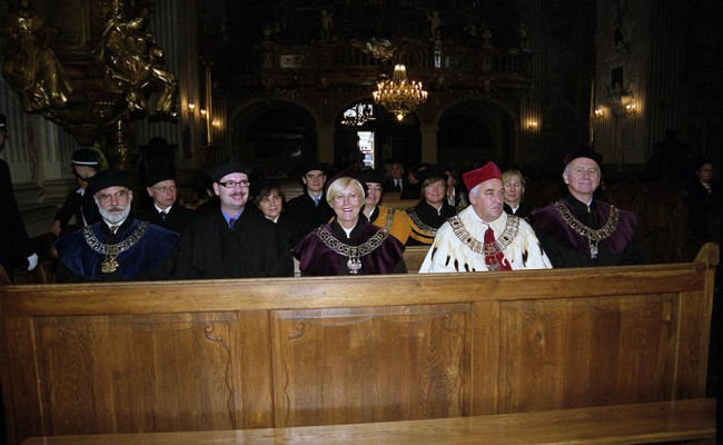 Msza św. w Kościele Akademickim św. Anny w Warszawie. Na zdjęciu: prof. Marek Rocki – prorektor, dr Piotr Wachowiak – kanclerz, prof. Maria Romanowska – prorektor, prof. Adam Budnikowski – rektor, prof. Piotr Płoszajski – prorektor