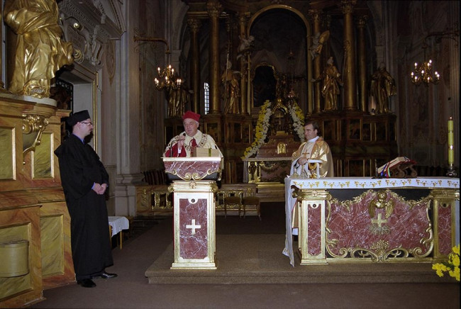 Msza św. w Kościele Akademickim św. Anny w Warszawie. Przemawia rektor prof. Adam Budnikowski, z prawej strony ks. Bogdan Bartołd, rektor kościoła św. Anny w Warszawie, z lewej dr Piotr Wachowiak, kanclerz SGH