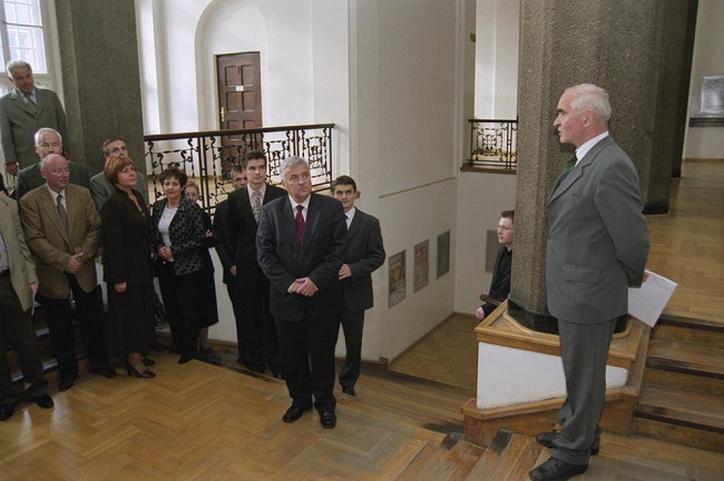 Odsłonięcie tablic pamiątkowych. Przemawia prof. Janusz Kaliński