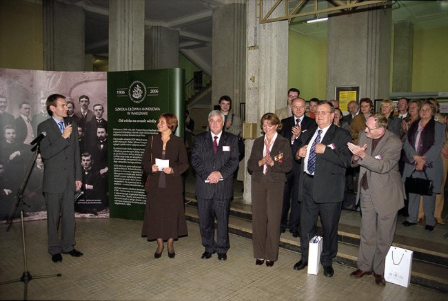 Otwarcie wystawy z okazji 100-lecia SGH. Otwarcie wystawy zapowiada Tomasz Rusek – rzecznik prasowy SGH