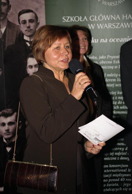 Otwarcie wystawy z okazji 100-lecia SGH. Przemawia dr Maria Wanda Mróz – dyrektor Archiwum SGH