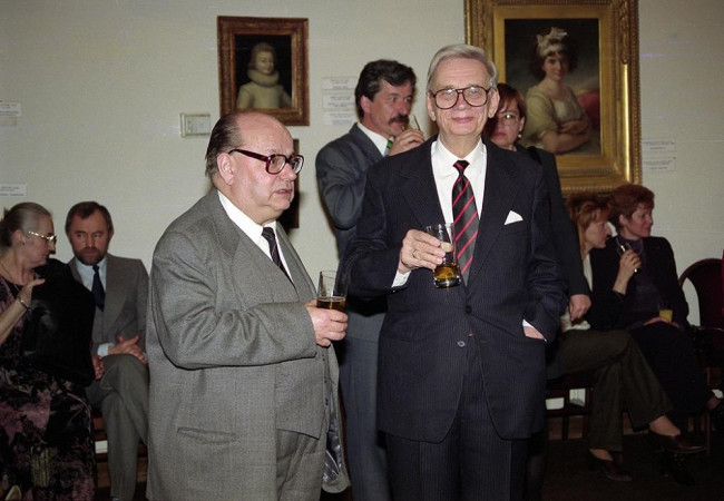 Jubileusz 90-lecia SGH, Galeria Porczyńskich, 17 kwietnia 1996  roku. Na zdjęciu: prof. Andrzej Całus i Andrzej Żabczyński