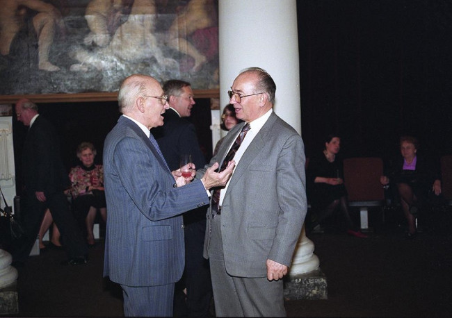 Jubileusz 90-lecia SGH, Galeria Porczyńskich, 17 kwietnia 1996  roku. Na zdjęciu: prof. Jan Lipiński i prof. Marian Strużycki