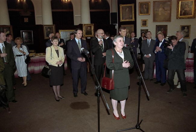 Jubileusz 90-lecia SGH, Galeria Porczyńskich, przy mikrofonie rektor prof. Janina Jóźwiak