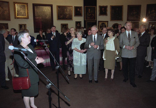 Jubileusz 90-lecia SGH, Galeria Porczyńskich, przy mikrofonie prof. Janina Jóźwiak – rektor SGH
