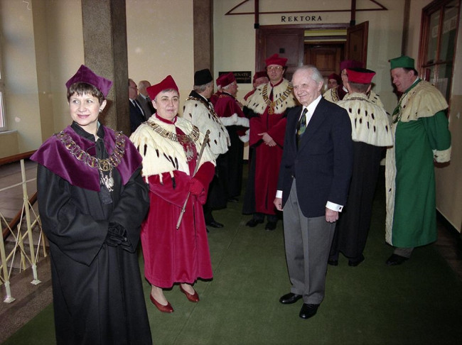 Uroczystość 90-lecia Szkoły, 17 kwietnia 1996 roku. Na zdjęciu: prof. Elżbieta Adamowicz – prorektor, prof. Janina Jóźwiak – rektor, prof. Jan Drewnowski