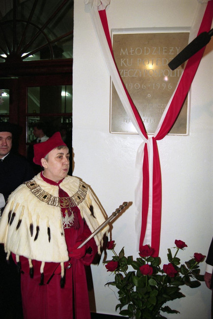 Uroczystość odsłonięcia tablicy pamiątkowej „Młodzieży ku potędze Rzeczypospolitej”, rektor prof. Janina Jóźwiak, 17 kwietnia 1996 roku